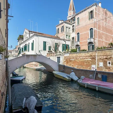 With Canal View In A Quiet Neighbourhood Apartment *