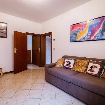 With Canal View In A Quiet Neighbourhood Apartment *