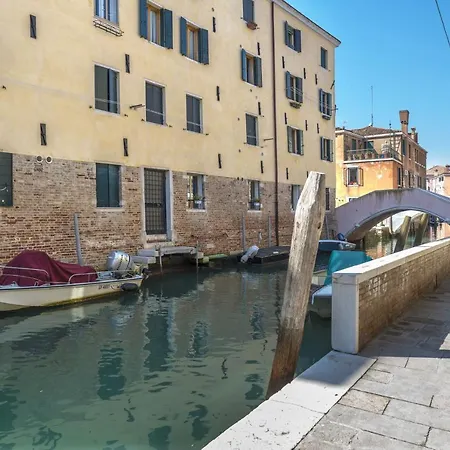 With Canal View In A Quiet Neighbourhood *